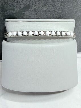 🚨3 for $15🚨 Silver Tone Bangle with White Accent Beads